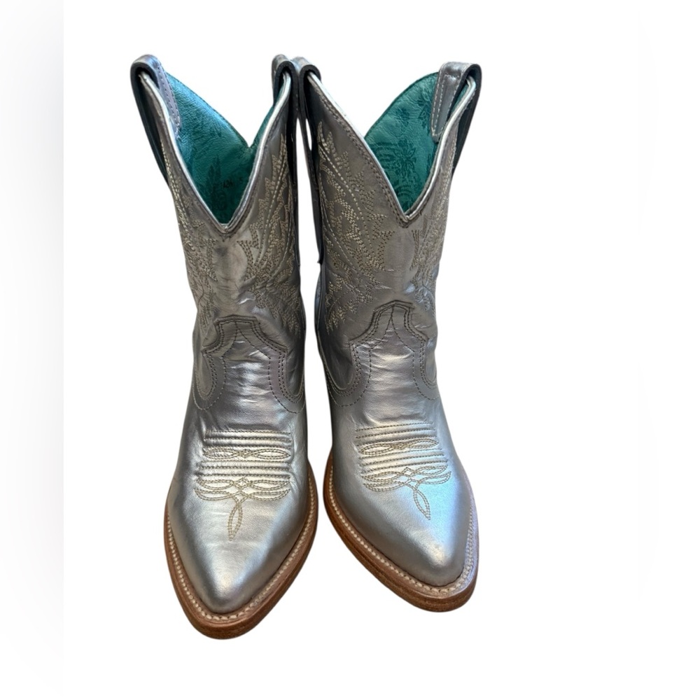 Corral Metallic Silver Leather Western Boots
Women’s Size 6.5 - Picture 3 of 7